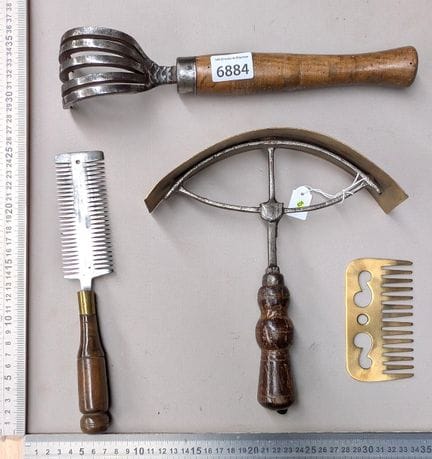 4 outils pour soins de chevaux - Dimensions et éta