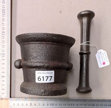 Mortier en fonte et son pilon - Dimensions et état