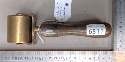1 roulette d'ébéniste en laiton manche en bois - D