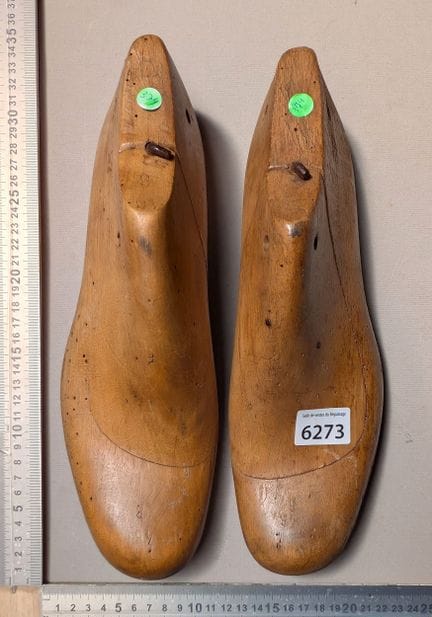 Un paio di stampi in legno per scarpe - Per le dim
