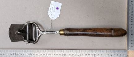 1 rabot ancien pour accrocher les étiquettes - Dim