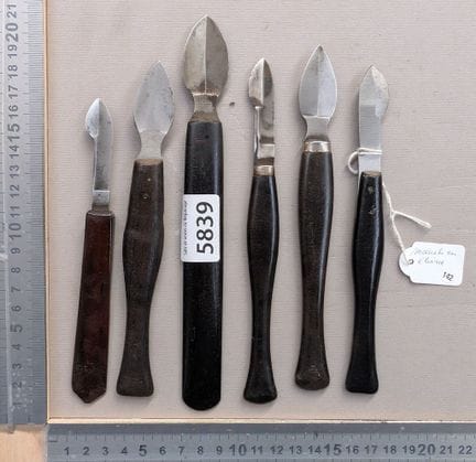 6 Couteaux de sculpteur de bois, manche en ébène -