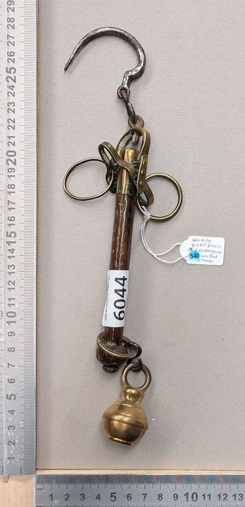 Rare petit peson à deux anneaux et un crochet XVII