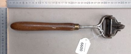 1 rabot ancien pour accrocher les étiquettes - Dim
