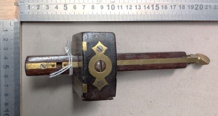 1 outil ancien trusquin marine cuivre et bois - Di