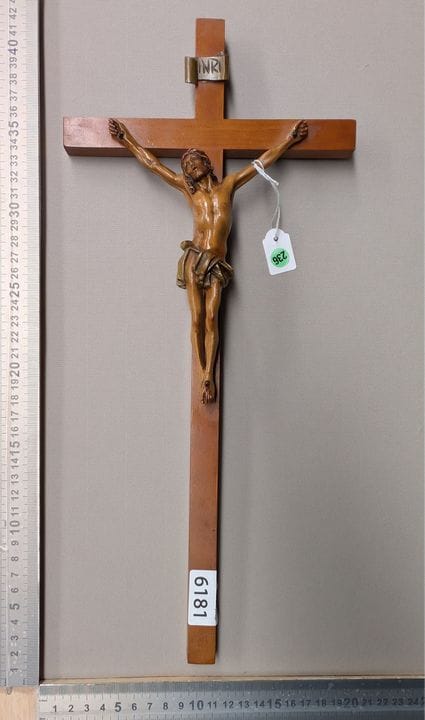 Le Christ en croix (faïence?) - Dimensions et état