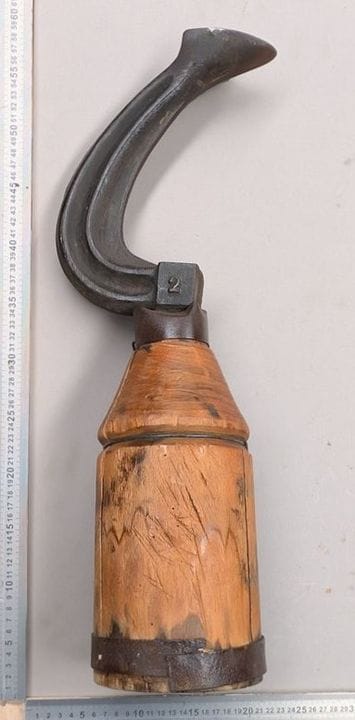 Ancienne enclume de cordonnier en fer forgé sur pi