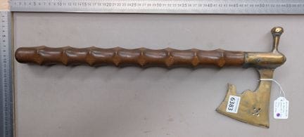 Ancienne hachette en laiton manche en bois 52 cm -