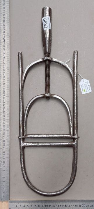 1 forged donkey stirrup for the veterinarian (hors