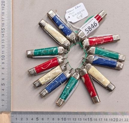 Lot de 13 petits couteaux de poche aux plaquettes 