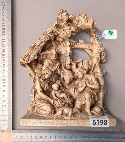 Ancienne crèche en résine - Dimensions et état voi