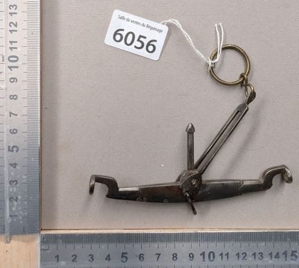 1 petite balance romaine à fléau fer forgé XVIIIèm
