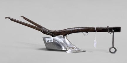 une maquette de charrue ancienne - 55 cm - état vo
