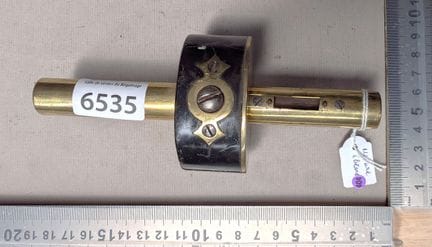 1 outil ancien trusquin marine cuivre et ébène - D
