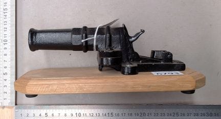 Ancien canon avertisseur sur socle - Dimensions et