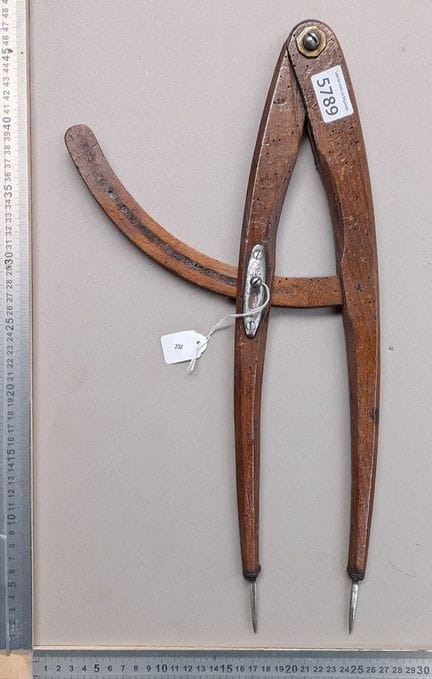 Un ancien compas en bois, pointe métallique forgé 