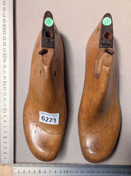 Un paio di stampi in legno per scarpe - Per le dim