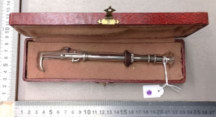 1 ancien instrument pour coudre - Dimensions et ét