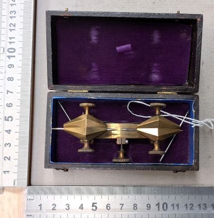 1 compas d'horloger en bronze dans son coffret - D