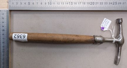 1 petit marteau de métier tapissier et métier du c