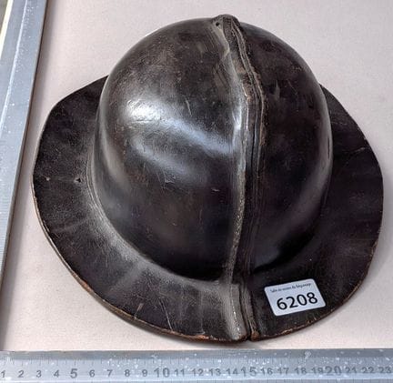 Barette de mineur casque cuir - Dimensions et état