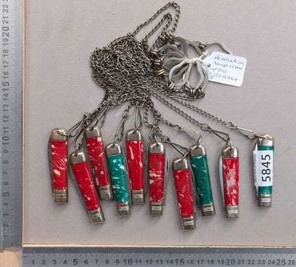 Lot de 10 petits couteaux de poche à chainette aux