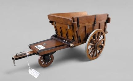 Maquette d'un ancien tombereau en bois - 40 x 18 c
