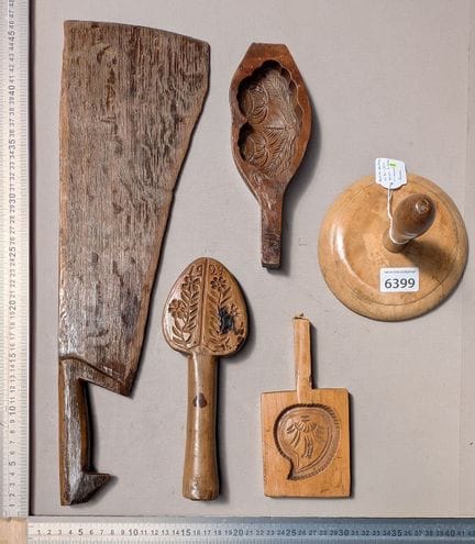 1 ancien couteau à beurre et 4 moules en bois - Di