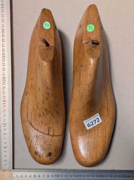Un paio di stampi in legno per scarpe - Per le dim