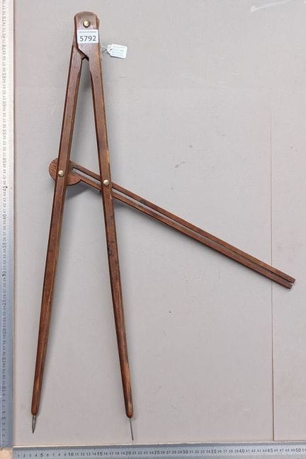 Un ancien compas en bois, 3 papillons , système de