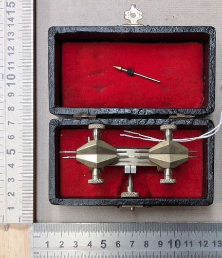 1 compas d'horloger en acier dans son coffret - Di
