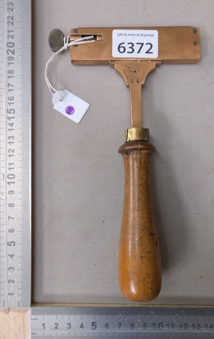 1 composteur pour glisser les caractères mobiles -