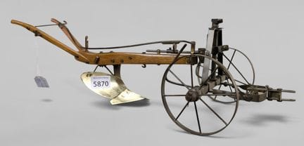 une maquette de charrue ancienne - 45 cm - état vo