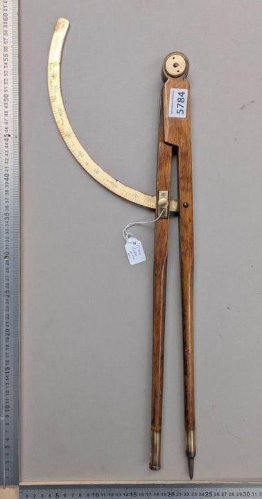 Très beau compas en bois et laiton 55 cm - Dimensi