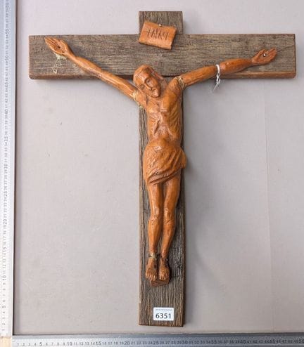Christ en croix sculpté 61cmx29cm - Dimensions et 