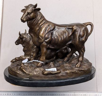 Une sculpture de taureau en bronze - Dimensions et