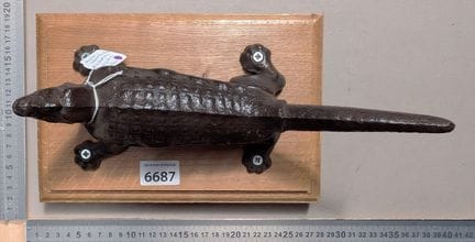 1 ancien mache bouchon en fonte sur socle en chêne
