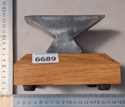 Belle enclume d'horloger sur socle en chêne - Dime