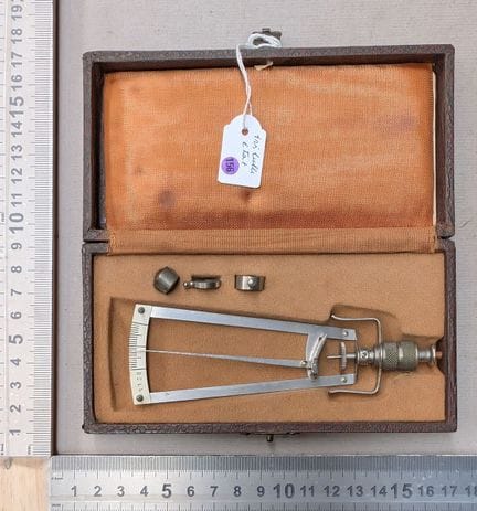 1 ancien tonomètre dans sa boite très bel état - D