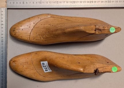 Un paio di stampi in legno per scarpe - Per le dim