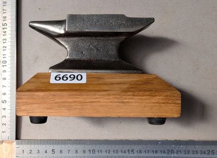 Belle enclume d'horloger sur socle en chêne - Dime