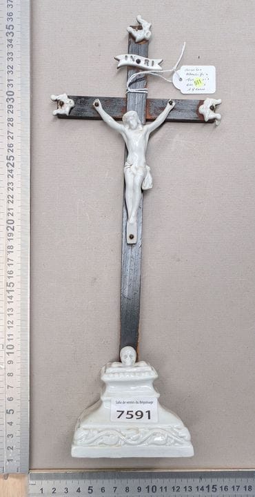 1 ancienne Croix crucifix en faïence et socle - Di