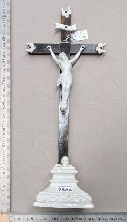 1 ancienne Croix crucifix en faïence et socle - Di