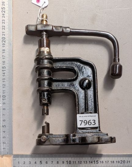 Ancienne presse à œillets - Dimensions et état voi