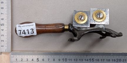 1 aiguiseur de couteau ancien manche en bois - Dim