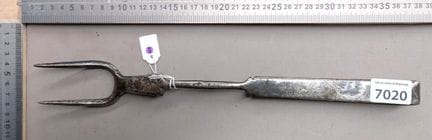 1 ancienne fourchette en fer forgé d'âtre XVIIIème