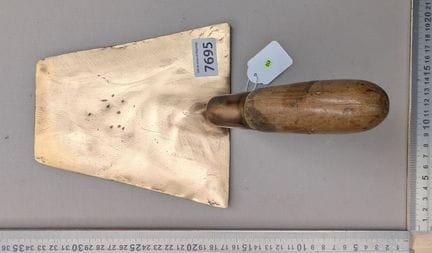 1 ancienne truelle bronze pour le plâtre - Dimensi