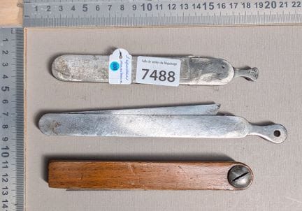 3 équerres anciennes en fer et bois - Dimensions e