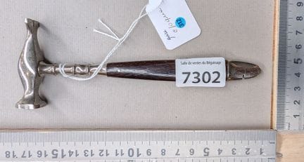 1 petit couteau pour ouvrir les boites de cigares 