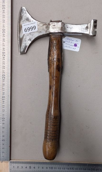 1 ancienne hachette de forestier W.E pour marquer 